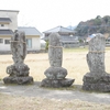 大村区公民館前にまつられる三基の庚申塔　福岡県京都郡みやこ町犀川大村