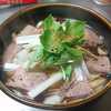 麺の上に三つ葉、これハッピー