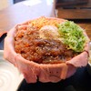 【大衆焼肉 りゅえる】肉マシマシでインパクト最高のローストビーフ丼(中区榎町)