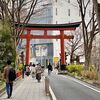 【大宮】神社の参道を見つめるモナリザの瞳