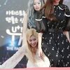 TWICEサナ、レッドカーペットの階段につまずき転倒…メンバーやスタッフたちもびっくり！