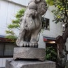 開口神社（前編）　手の甲に珠を乗せてる狛犬