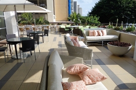 〔ハイアットリージェンシーワイキキ・クラブフロア宿泊記 / ラウンジ編〕敢えて低層階に位置するクラブラウンジはビーチを望めるテラス席がベスト! 食事と共に景色・波の音・ハワイの風を楽しめる!?