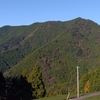 澄んだ青空と秋の山