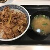 牛丼並に味噌汁。味噌汁は、吉野家アプリクーポン使い無料になる。Origami Pay クーポン使い190円引きでした。 (@ 吉野家 池袋東口店 - @yoshinoyagyudon in 豊島区, 東京都) 