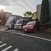 今朝は自宅前でスタッフと打ち合わせ。会社の駐車場に