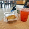 モロッコ・カサブランカ空港の「スターバックス」でキャロットケーキ、カフェラテ。