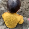 砂場の穴にすっぽり埋まる息子