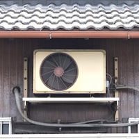 「四角い窓と室外機・辻堂ゆめ《今日未明》」//嫁の苦労をいたわり自死を選んだ老夫婦