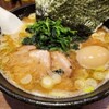 麺カタ、脂増し、濃いめの家系ラーメンでふふふーん♪