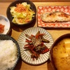鮭の西京焼き、春キャベツの鮭マヨ和え　定食。