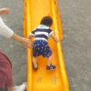すべり台で遊ぶ