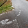 道路は水浸し　抑えられる　The road is flooded