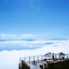 雲海を望むテラスからの景色とモダンなカフェ