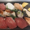 「贅沢うなぎまぐろ一番」を注文。小僧寿しはまぐろを世界一美味しそうに表現する志賀直哉『小僧の神様』に由来する会社名