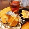 今日の朝食ワンプレート、食パンソーセージロール、紅茶、バナナブルーベリーシリアルヨーグルト