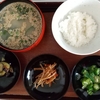 母のパジャマを着ている
