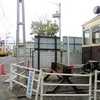 駅舎近くに止まるレトロ電車