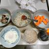 レンチン目玉焼き。いわし水煮缶。モヤシの即席味噌汁。人参浅漬け。甘いあずきごはん。糠床に糠を追加。