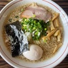 『麺屋信三郎』の“背脂しょうゆ たまごトッピング”