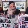 新疆ウイグル自治区の悲しい女性達が、カザフスタンのアルマトイとトルコのイスタンブールにある中国領事館の前でデモ