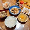 鯵の南蛮漬けともつ煮を並べた朝ごはん。