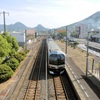 予讃線鬼無駅の歩道橋の正面から快速マリンライナーを撮影してみた