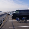 春先の児島湾に沿って走る