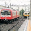 高松築港駅に向かう京急ラッピング車両