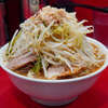 ラーメン二郎 生田駅前店 - カラメに彩られたヤサイ富士は、造形がもう美しすぎる。丼の縁から覗く、クリアに澄んだ鼈甲カラーのスープもふつくしい。ボリューム感も若干苦しいくらいの絶妙な塩梅。全てにおいてパーフェクト。まだ1周年を経たばかりだが、この安定感はもはやベテランの貫禄。からの、とんもり谷戸にてホタル観賞。