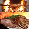 コルデロ・アル・パロ（南米の肉料理19）　チリの料理であると同時にアルゼンチンの料理としても紹介されています．その理由は，この両国にまたがる地域「パタゴニア」がコルデロ・アル・パロの生まれた場所だからで，丸ごとのラムをオープンファイアで焼くパタゴニアの伝統的なラム料理です．木炭の火で数時間かけてゆっくりと焼き上げられ，その間，肉汁と脂肪で何度も塗られ，ジューシーで柔らかい肉と，カリカリの皮が特徴です．