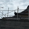 古い瓦を降ろす時は足元に気を付けないとです。