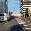 夜が明けたばかりの小倉の市街地を通り、