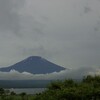 富士の山雲の峰より黒い肌