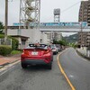 さらに北九州モノレールの下を通り、雨雲が傘の