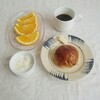 休日の朝食 コーヒーとぶどうパンとネーブル
