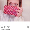 紗栄子がロンドンで愛用しているお財布。miumiuのフラワープリントの赤☆