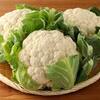 ブロッコリーの突然変異とされ、花蕾（からい）と呼ばれるつぼみの集合体を食べる野菜です。