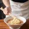 【北陸初上陸】京都の有名ラーメン店が小矢部アウトレットに！ミシュラン5年連続掲載の煮干そばをアウトレットのフードコートで食べられるなんて！【煮干そば 藍（富山・小矢部）】