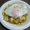 太麺のソース焼きそばの昼ごはん　より。 