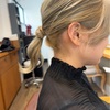 お人形さんのプラスティックヘアのようなハイトーンベージュ▷ひとつ結びを華やかに