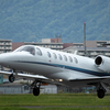 八尾空港で初めて見たジェット機の離陸。流し撮りの練習とか。