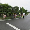 登校の風景：梅雨らしい朝