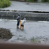 雨の中の釣り人