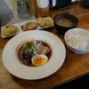 【道草】コスパ満足度が高い居酒屋ランチ。セルフコーナーでは総菜が3種類選べて、カレーとご飯は自分好みなボリュームに(中区橋本町)