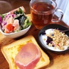 今日の朝食ワンプレート、ハムチーズトースト、紅茶、ハムカニカマサラダ菜サラダ、グラノーラヨーグルト