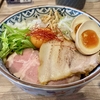 【今週のラーメン５３８４】くじら食堂 nonowa東小金井店（東京・東小金井）特製油そば ネギ ＋ 追い飯セット ＋ サッポロ赤星　〜麺の迫力！生卵のコク！タレの渾然一体カオスな旨さ！実に豪華な味演出の汁なし！一回食っとけ！