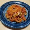 我が家のランチタイム　一味をフリフリしたナポリタンスパゲッティー　より。