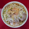 ラーメン二郎 生田駅前店 - 油抜き薄味スープは、恐らくデフォルトよりも非乳化仕様。薄味とは言え、醤油のしっかりとした塩分は十分濃密。油抜きとは言え、軽すぎることなく適度なウエイト。喉越し最高。麺は「カタメ」の加減が最高のコンディション。舌触りが最高にスベスベキレキレスタイリッシュ。カタメだからこそのブレも大きい可能性ありだが、ハマった時はこの上なく最高。