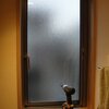 便所にロールスクリーン取り付け